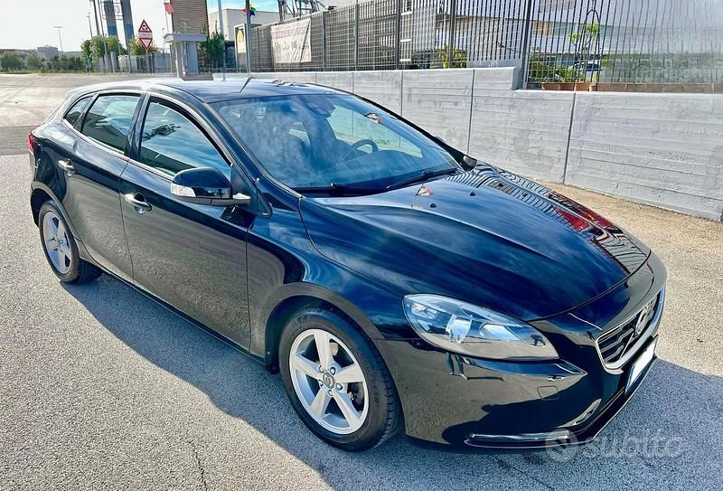 Usata Volvo V40 Kinetic 115 CV (84 kW) 2013 Nero Berlina