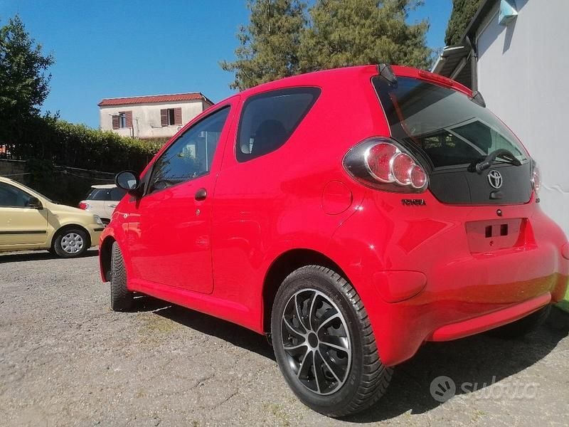 Usata Toyota Aygo 68 CV (50 kW) 2013 Rosso Utilitaria