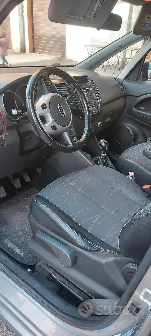 Usata Kia Venga 90 CV (66 kW) 2017 Grigio Utilitaria