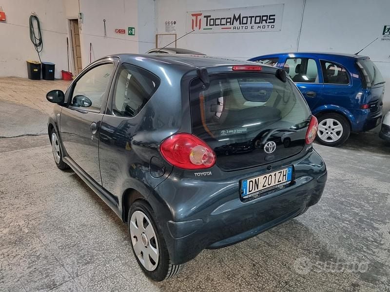 Usata Toyota Aygo Sol 68 CV (50 kW) 2008 Grigio Utilitaria