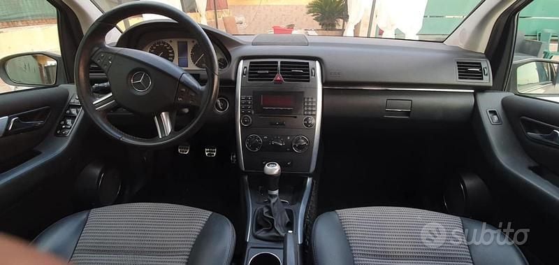 Usata Mercedes B180 109 CV (80 kW) 2010 Nero Monovolume