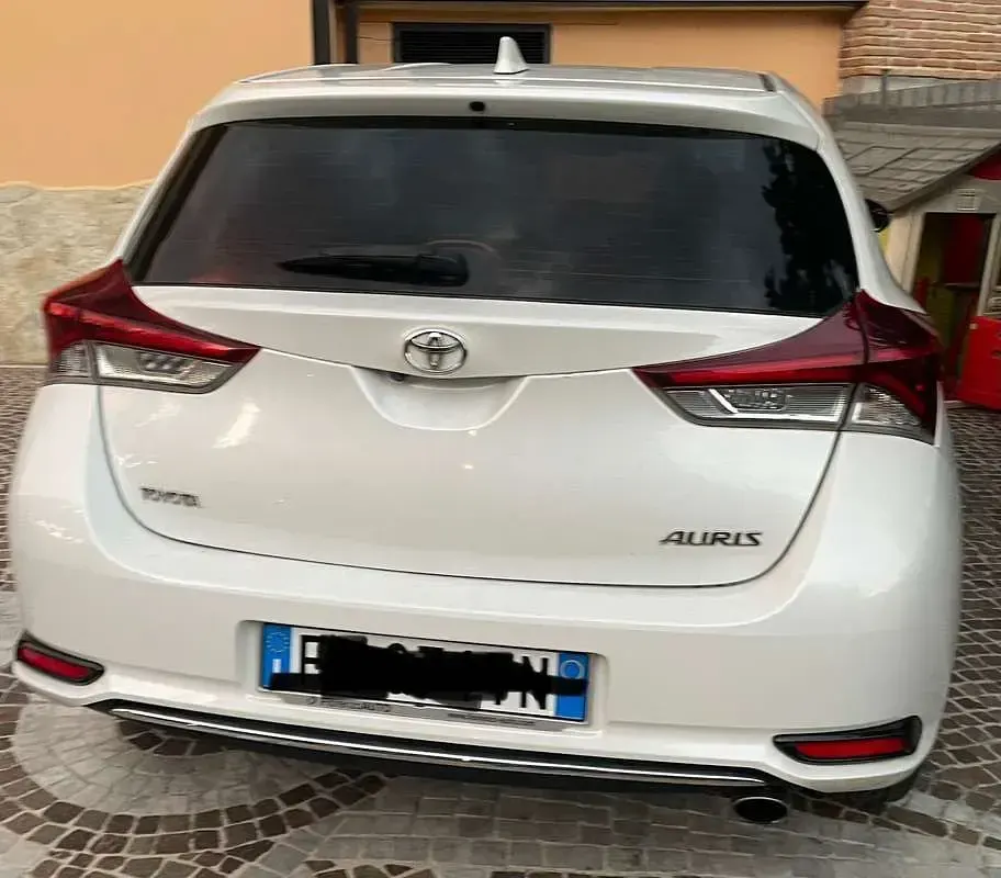 Usata Toyota Auris Active 112 CV (82 kW) 2016 Bianco Berlina