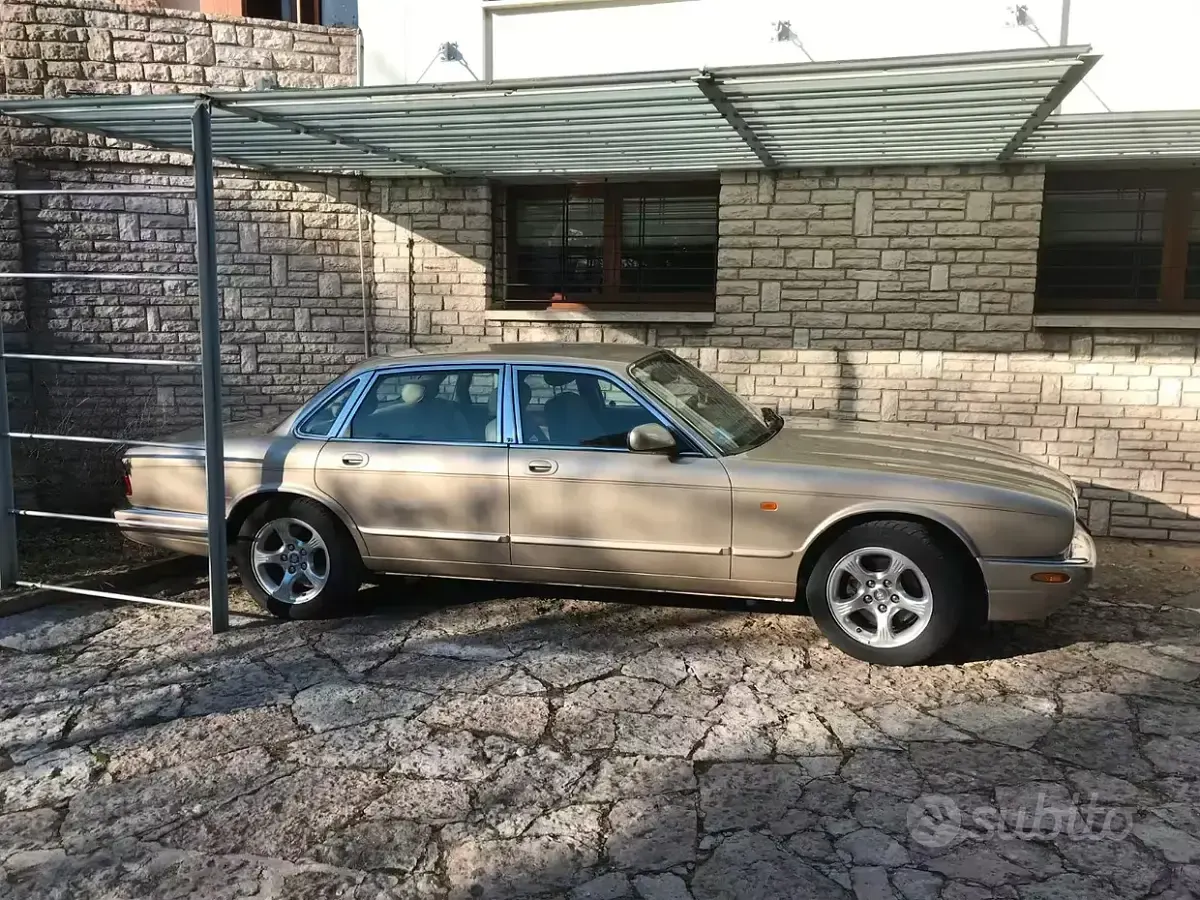 Usata Jaguar XJ Executive 237 CV (174 kW) 2001 Giallo Berlina