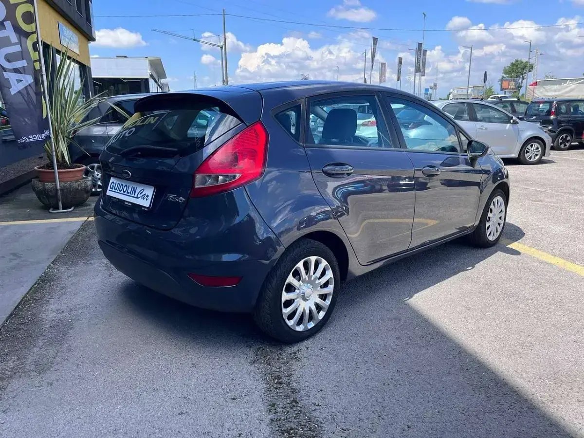 Usata Ford Fiesta 82 CV (60 kW) 2011 Grigio Utilitaria