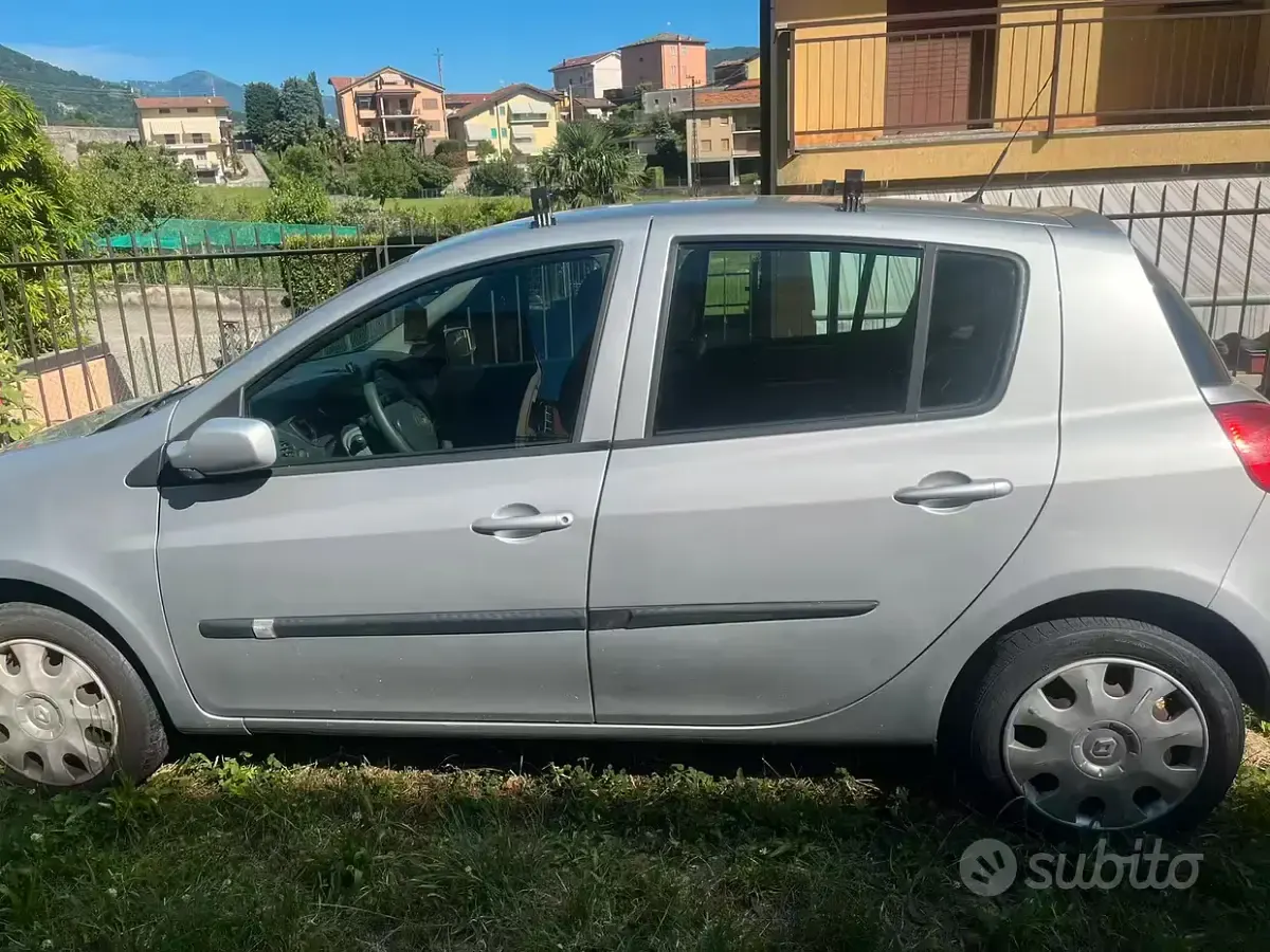 Usata Renault Clio II 75 CV (55 kW) 2008 Grigio Berlina