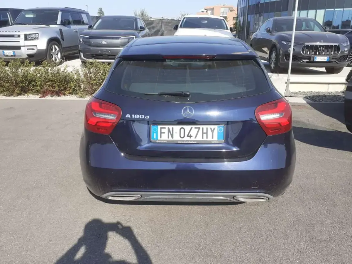 Usata Mercedes A180 109 CV (80 kW) 2018 Blu/azzurro Berlina