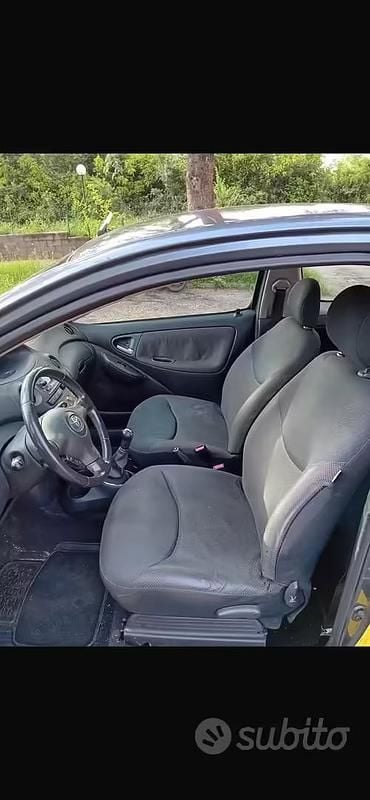 Occasion Toyota Yaris 87 ch (63 kW) 2003 Gris Berline