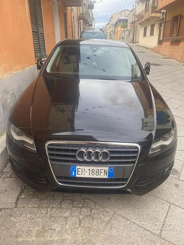 Nero Usata 2011 Audi A4 Tre volumi | 4000 € (Ottimo prezzo) - Immagine 1/4