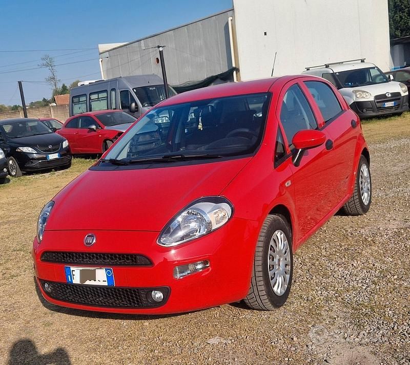 Usata Fiat Punto Lounge 69 CV (50 kW) 2015 Rosso Utilitaria