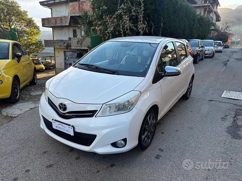 Bianco Usata 2013 Toyota Yaris Lounge Tre volumi | 7500 € (Molto cara) - Immagine 1/4