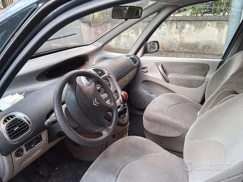 Usata Citroën Xsara Picasso 109 CV (80 kW) 2006 Grigio Monovolume