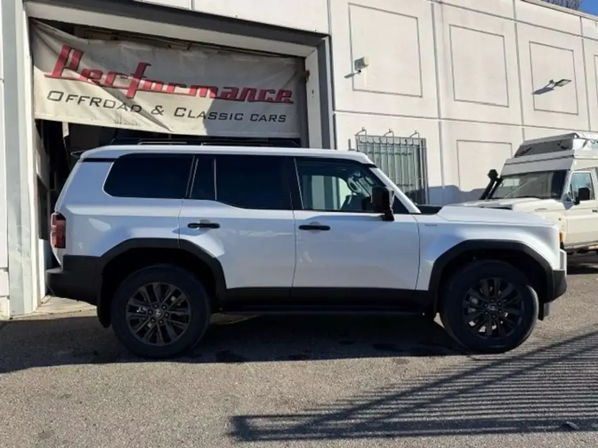 Nuova Toyota Land Cruiser Lounge 205 CV (150 kW) 2026 Pearlwhite SUV