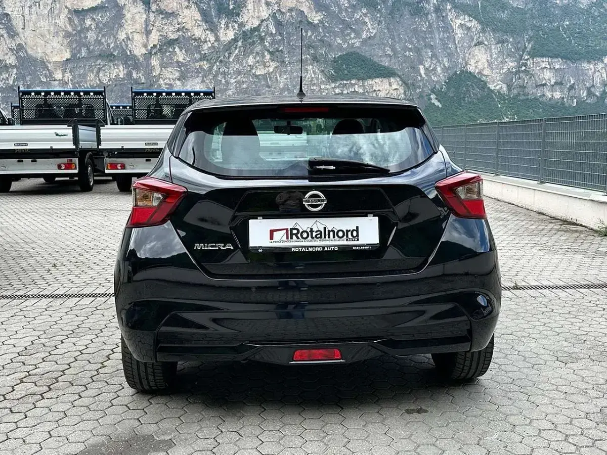Używany Nissan Micra 90 KM (66 kW) 2021 Czarny Hatchback