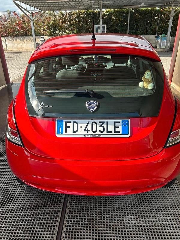 Usado Lancia Ypsilon 95 HP (69 kW) 2016 Vermelho Citadino