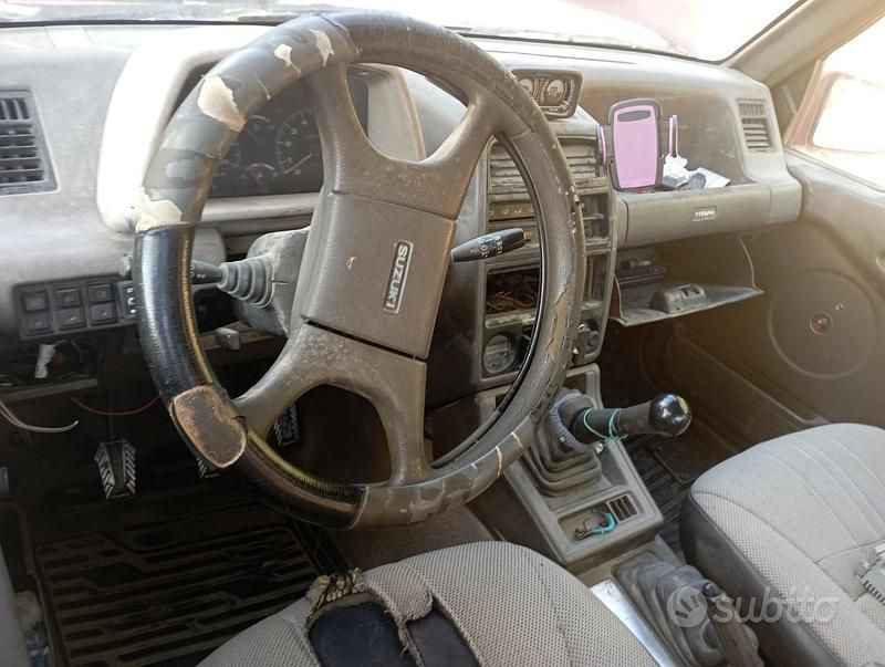 Second-hand Suzuki Vitara 75 CP (55 kW) 1989 Roșu SUV