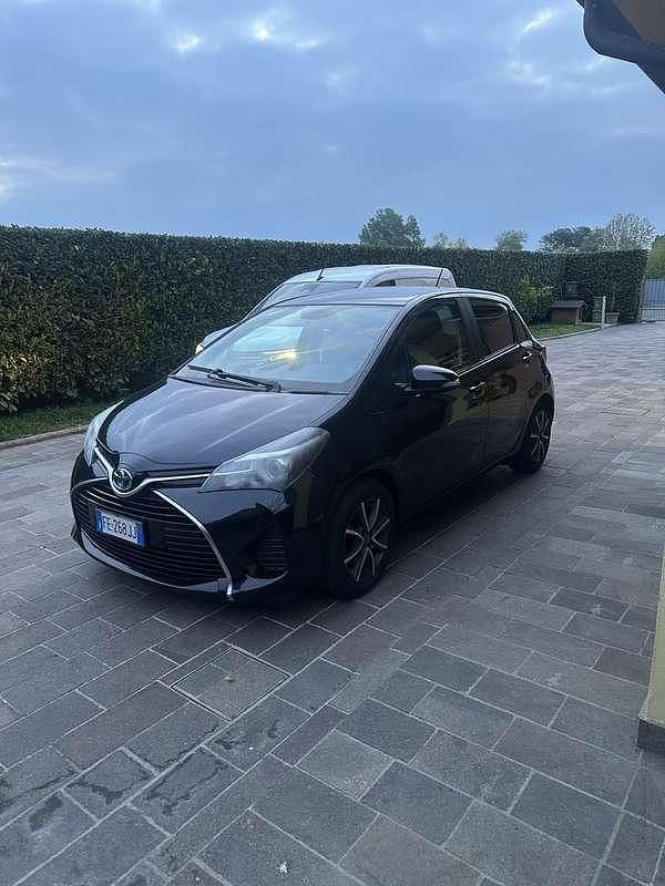 Usata Toyota Yaris Hybrid Active 95 CV (69 kW) 2016 Berlina