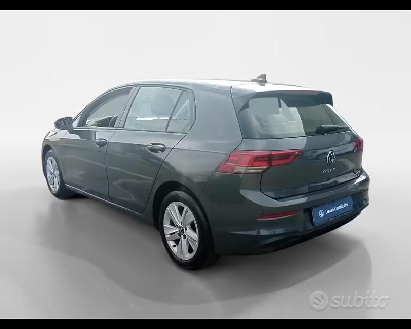 Usata VW Golf VIII Life 110 CV (80 kW) 2021 Dolphin grey Berlina
