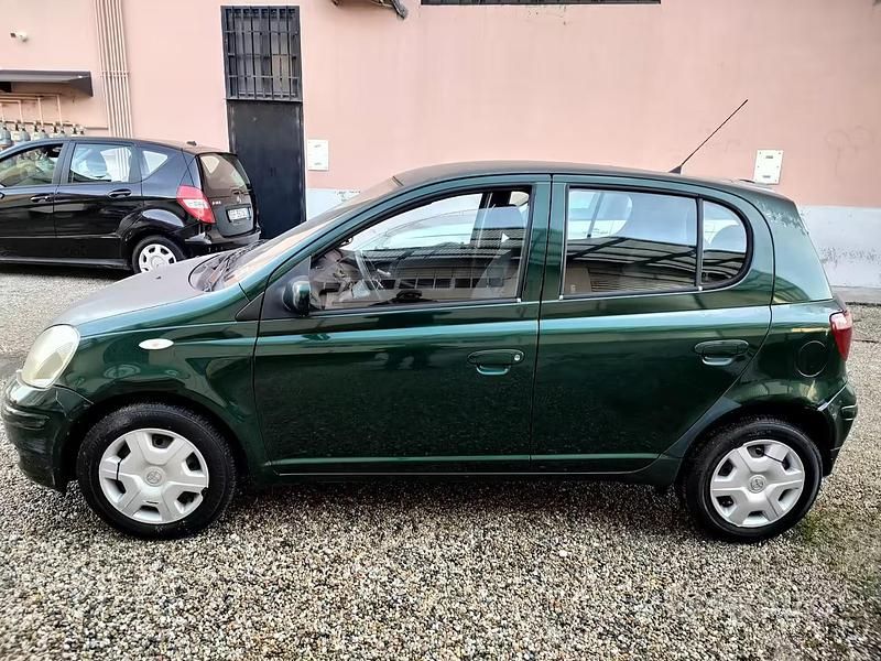 Usata Toyota Yaris Sol 75 CV (55 kW) 2003 Verde Utilitaria