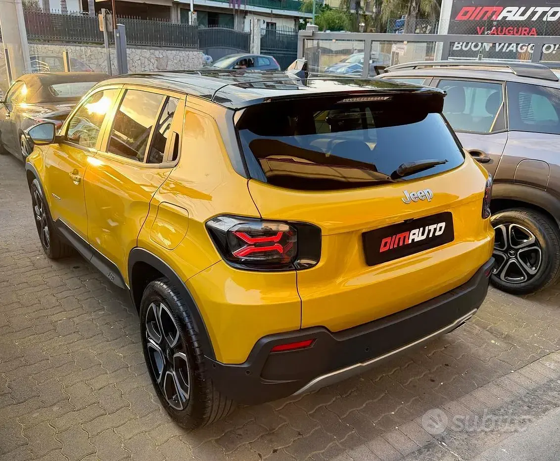 Käytetty Jeep Avenger Summit 101 HP (74 kW) 2023 Ruskea Katumaasturi
