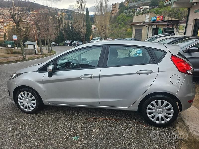 Usata Ford Fiesta 75 CV (55 kW) 2016 Grigio Berlina