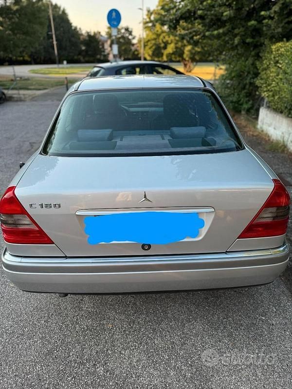 Usata Mercedes 190 105 CV (77 kW) 1995 Grigio Berlina
