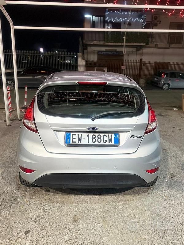 Usata Ford Fiesta Business Edition 75 CV (55 kW) 2014 Grigio Berlina