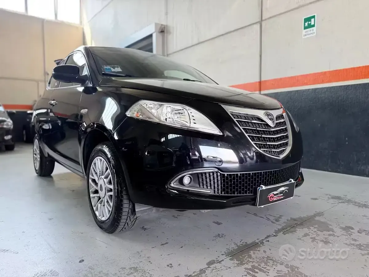 Usata Lancia Ypsilon Gold 80 CV (58 kW) 2015 Nero Utilitaria
