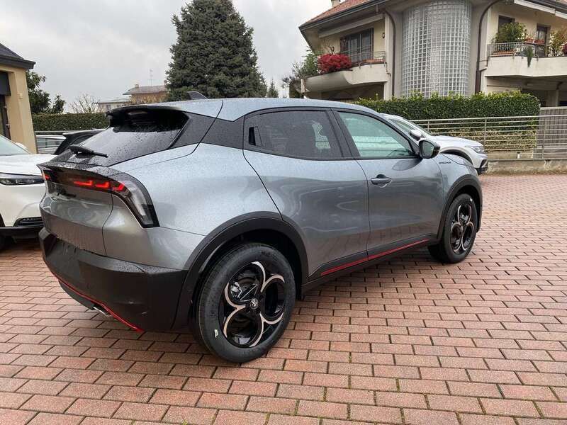 Käytetty Alfa Romeo Junior Edizione Speciale 136 HP (100 kW) 2024 Harmaa Katumaasturi