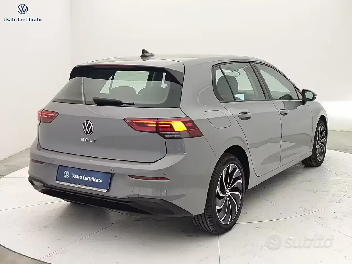 Usata VW Golf VIII Life 131 CV (96 kW) 2023 Grigio Berlina