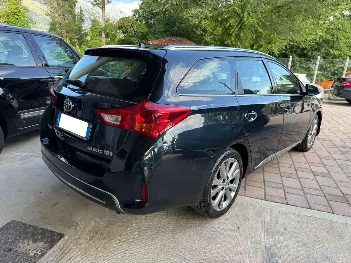 Usata Toyota Auris Hybrid Lounge 99 CV (72 kW) 2014 Blu notte scuro Station wagon