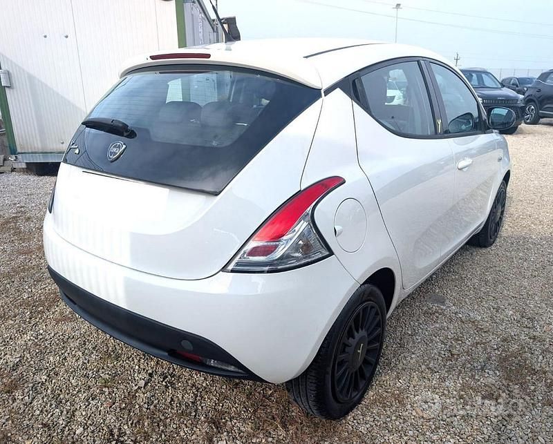 Usata Lancia Ypsilon 69 CV (50 kW) 2015 Bianco Utilitaria