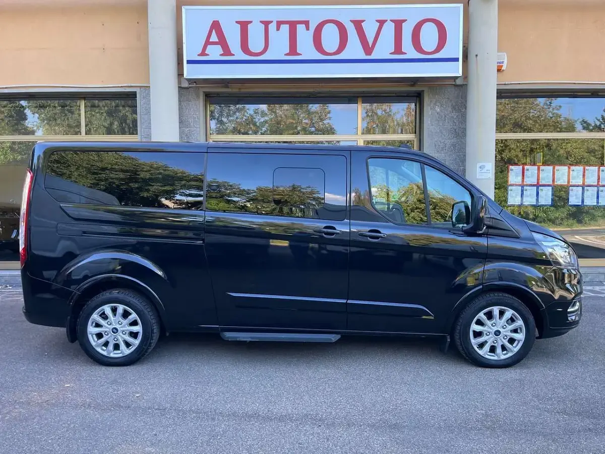 Usata Ford Tourneo Custom Titanium 131 CV (96 kW) 2022 Nero Furgone