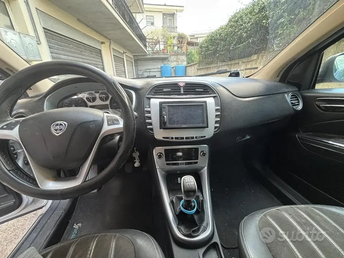 Usata Lancia Delta 120 CV (88 kW) 2012 Grigio Utilitaria