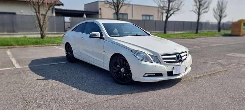 Usata Mercedes E220 170 CV (125 kW) 2010 Bianco Coupé