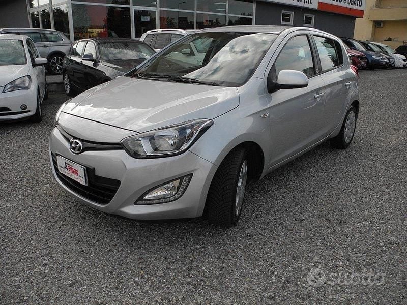 Grigio Usata 2014 Hyundai i20 Classic Berlina | 5850 € (Buon prezzo) - Immagine 1/4