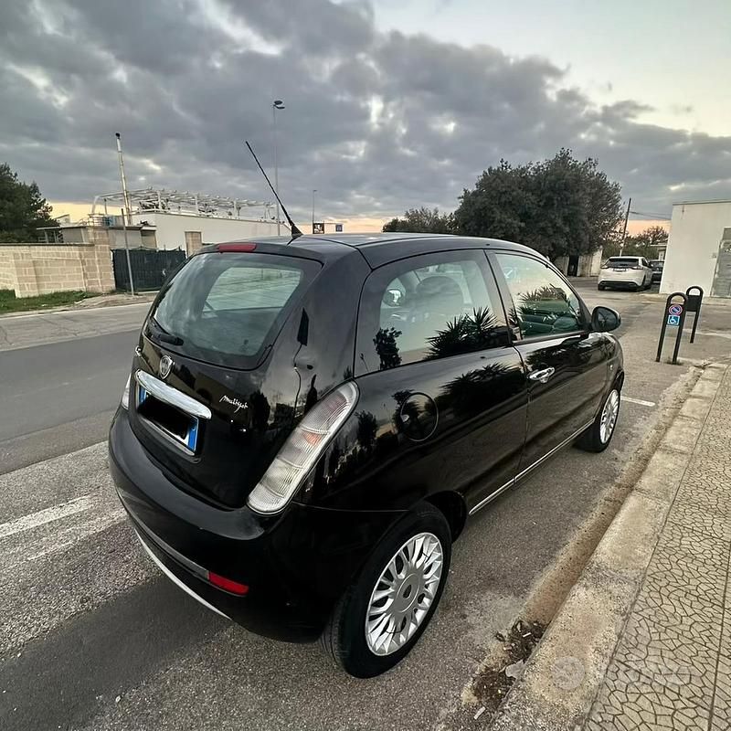 Usata Lancia Ypsilon 75 CV (55 kW) 2012 Nero Utilitaria