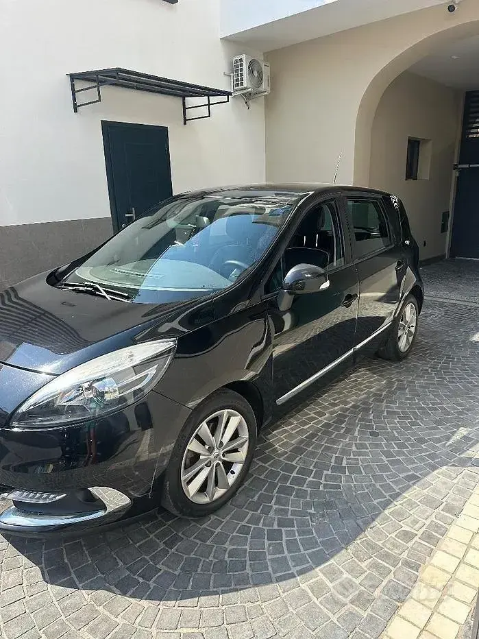 Usata Renault Scénic III 110 CV (80 kW) 2012 Nero Monovolume