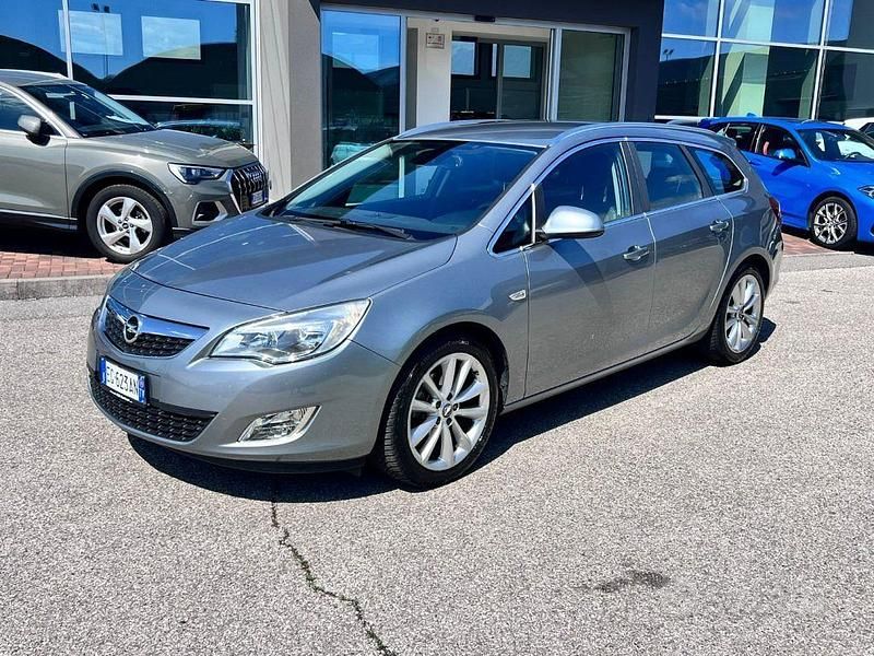 Usata Opel Astra Cosmo 110 CV (80 kW) 2011 Grigio Station wagon