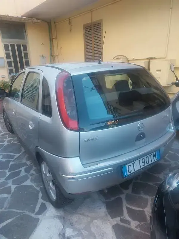 Usata Opel Corsa Club 60 CV (44 kW) 2005 Argento Utilitaria