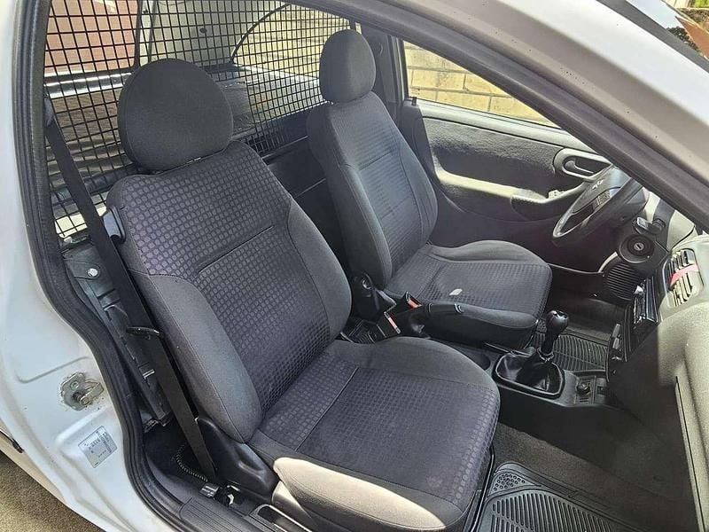 Usata Opel Corsa Club 69 CV (50 kW) 2006 Bianco Berlina