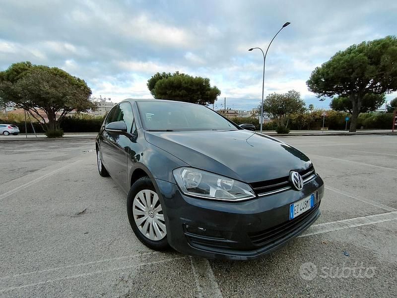Grigio Usata 2016 VW Golf VII Tre volumi | 9999 € (Super prezzo) - Immagine 1/4