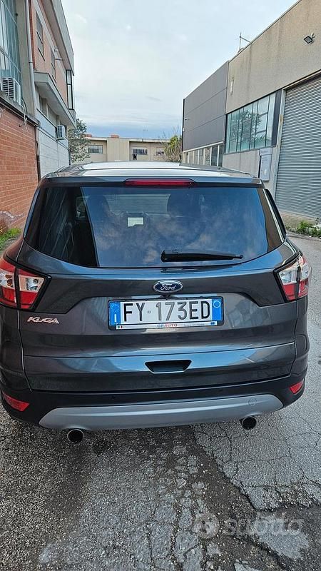 Usata Ford Kuga 120 CV (88 kW) 2019 Grigio SUV