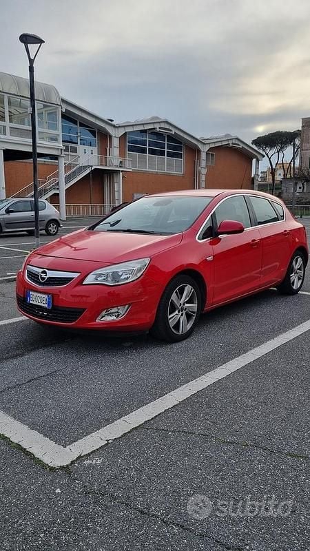 Usata Opel Astra 115 CV (84 kW) 2010 Rosso Berlina