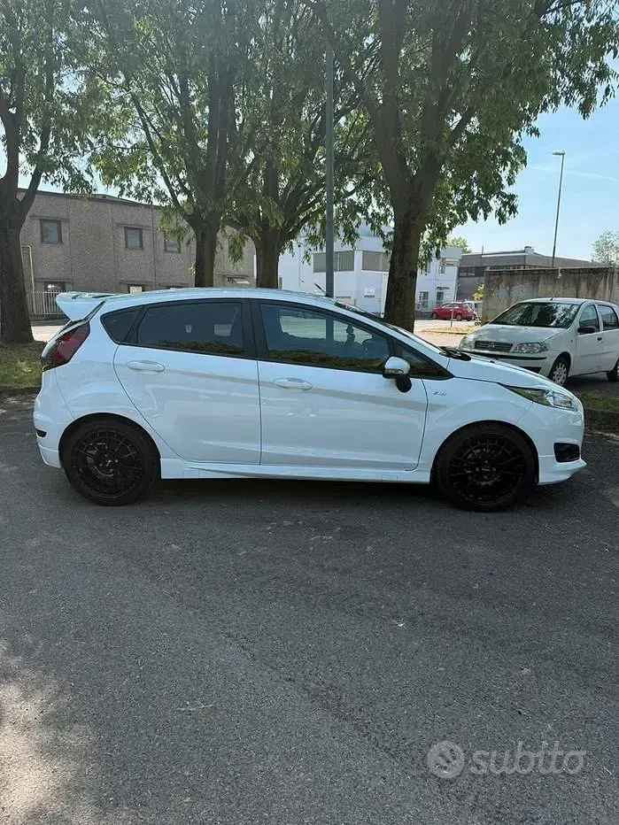 Usata Ford Fiesta ST-Line 75 CV (55 kW) 2017 Bianco Utilitaria