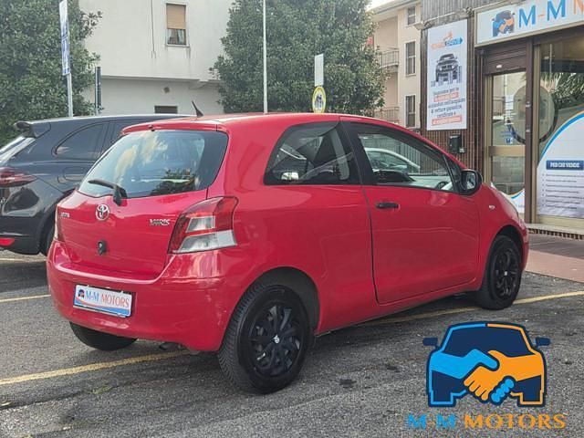 Usata Toyota Yaris Eco 69 CV (50 kW) 2010 Rosso Berlina