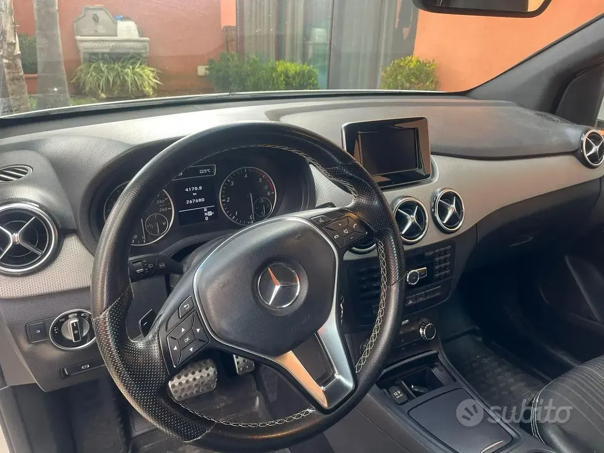 Käytetty Mercedes B200 136 HP (100 kW) 2012 Valkoinen Tila-auto