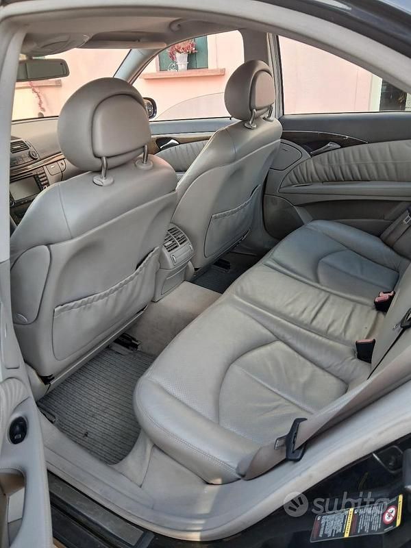 Usata Mercedes E270 177 CV (130 kW) 2002 Blu Berlina
