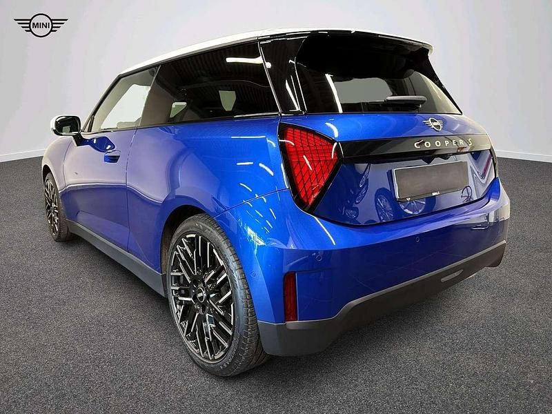 Usata Mini Cooper SE Favoured 160 kW (218 CV) 2025 Blu/azzurro Utilitaria