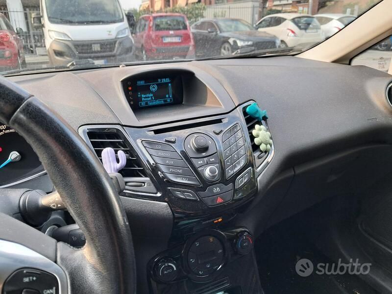 Usata Ford Fiesta 97 CV (71 kW) 2014 Grigio Utilitaria