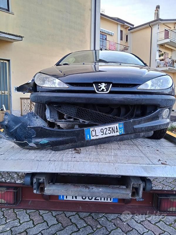 Usata Peugeot 206 90 CV (66 kW) 2000 Nero Utilitaria
